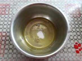 在蛋清里一次性加入白砂糖