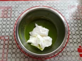 取三分之一蛋白霜放入蛋黄糊，用蛋抽Z字型手法混合面糊，这个时候预热烤箱上火120度，下火170度