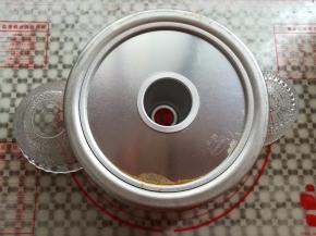 烤熟后取出蛋糕模具倒扣放凉