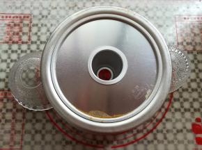 烤熟后取出蛋糕模具倒扣放凉