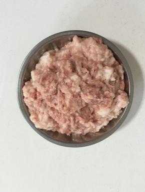 五花肉去皮洗净切成小丁，放在料理机中打成肉靡备用！