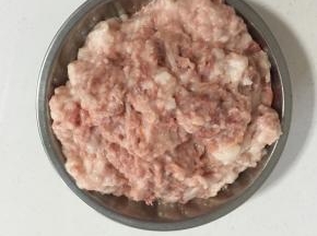 五花肉去皮洗净切成小丁，放在料理机中打成肉靡备用！