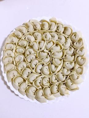 依次把所有的馄饨都包好！