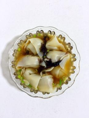 把煮好的馄饨放进料汁儿碗里即可享受美味啦。