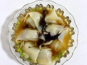 把煮好的馄饨放进料汁儿碗里即可享受美味啦。