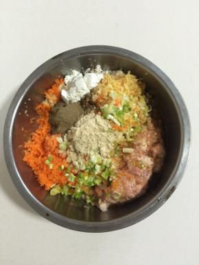 盆中放入肉靡，藕末，胡萝卜末，生姜蒜末，葱花，加入盐1勺，黑胡椒粉1勺，家乐鸡粉1勺，花椒水1勺，生抽1勺，香油1勺，玉米淀粉1勺，料酒1勺！