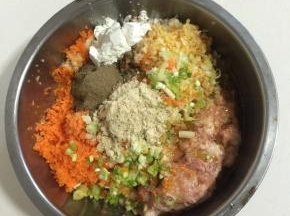 盆中放入肉靡，藕末，胡萝卜末，生姜蒜末，葱花，加入盐1勺，黑胡椒粉1勺，家乐鸡粉1勺，花椒水1勺，生抽1勺，香油1勺，玉米淀粉1勺，料酒1勺！