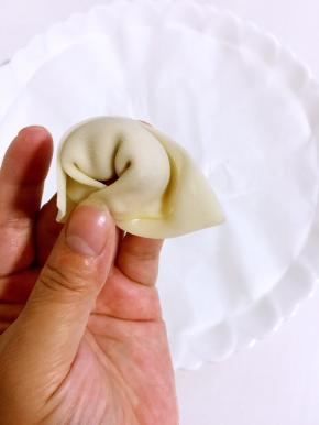 把两头重叠在一起，轻轻捏一下就可以了！