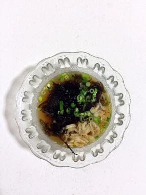 煮馄饨的时候我们来调料汁儿：
生抽1勺，香醋1勺，香油2滴，家乐鸡粉1克，紫菜适量，虾皮适量，葱花适量，再加入一大勺煮馄饨的水调匀成料汁儿！