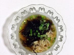 煮馄饨的时候我们来调料汁儿：
生抽1勺，香醋1勺，香油2滴，家乐鸡粉1克，紫菜适量，虾皮适量，葱花适量，再加入一大勺煮馄饨的水调匀成料汁儿！