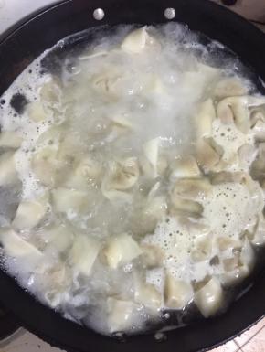水开后，把包好的馄饨放进去煮3分钟左右即可！