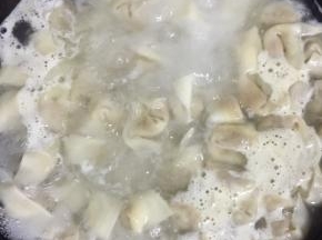 水开后，把包好的馄饨放进去煮3分钟左右即可！