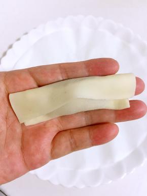 把上面的馄饨皮对折下来！
