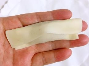 把上面的馄饨皮对折下来！