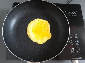 小火把蛋白煎出来，没找到模具，随意的倒在锅里煎就可以了