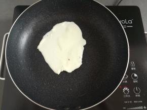 继续小火煎蛋黄，煎好后取出放凉备用