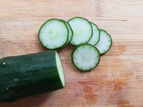 黄瓜切薄片