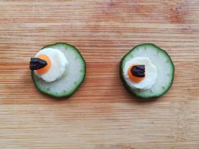 黄瓜片上放上蛋白，胡萝卜，黑加仑叠起来就是海绵宝宝的眼睛部分