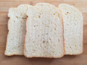 面包切成2cm厚度的面包片