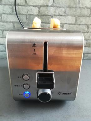 面包片放入多士炉2档烤一下