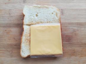 面包片按照芝士的大小出需要的尺寸，放一边备用