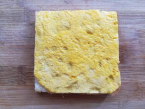 把蛋黄部分放面包片上