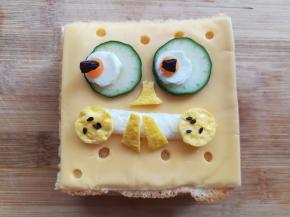 放上第二块面包片，最后把芝士片叠在面包片上