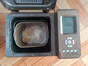 主配方中所有材料按照先液体后粉末的顺序放入面包桶，黄油放面粉的一侧，酵母放面包粉上，启动面包机的标准面包程序