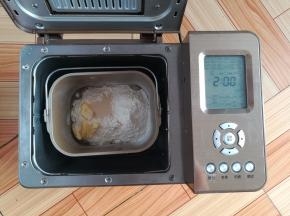 主配方中所有材料按照先液体后粉末的顺序放入面包桶，黄油放面粉的一侧，酵母放面包粉上，启动面包机的标准面包程序