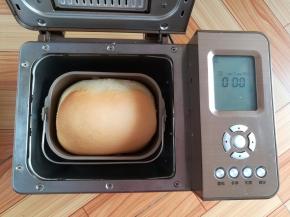 面包烤好以后立即取出，晾干水汽，手摸起来有余温的时候用保鲜袋装起来室温下保存