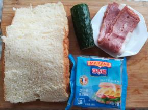 面包切成1cm厚的面包片