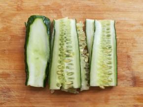 黄瓜切成片备用