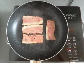 培根放入锅里小火煎熟