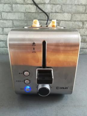 面包片放入多士炉里二档烤一分钟，烤好后自动弹出