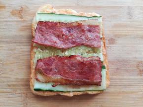 把培根放在黄瓜片上