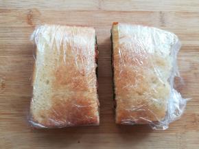 从三明治的中间切开就可以了