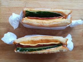 用薄的油纸做一个简单的口袋，放上三明治