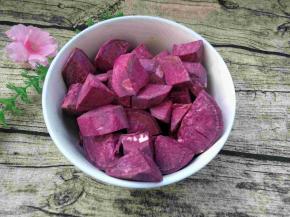 去皮的紫薯切成块