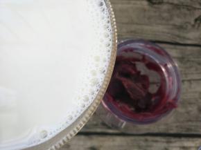 蒸熟的紫薯加入牛奶，放入料理机打碎。