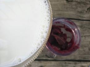 蒸熟的紫薯加入牛奶，放入料理机打碎。