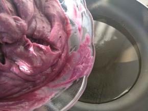 热锅冷油油热之后加入紫薯。