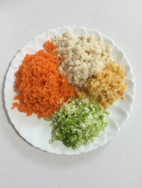 胡萝卜和藕削皮洗净切成小丁，放在料理机中打碎，生姜和蒜瓣也放在料理机中打碎，小葱切成葱花备用！