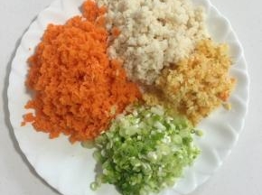 胡萝卜和藕削皮洗净切成小丁，放在料理机中打碎，生姜和蒜瓣也放在料理机中打碎，小葱切成葱花备用！
