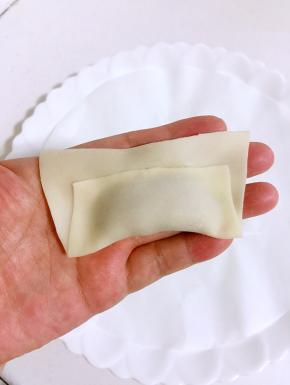 馄饨皮向上折起，把三个边捏紧！