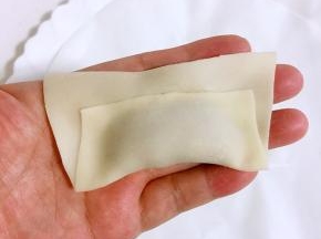 馄饨皮向上折起，把三个边捏紧！