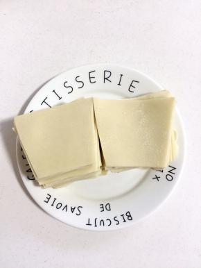 买的馄饨皮！（有时间的也可以自己擀馄饨皮来包哦！）