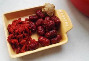 红枣、枸杞泡透洗净、姜洗净。