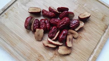 红枣从中间切开。