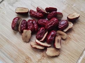 红枣从中间切开。