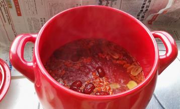 放入枸杞熬2分钟。